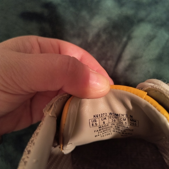 Size 8.5 Rockport women sneakers. colors, grey and yellow. Great condition. - Picture 8 of 10